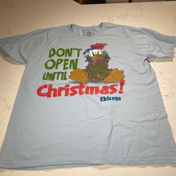 Disney Store Donald Duck "Don't Open Until Christmas" Chicago T-Shirt XXL - Picture 3 of 6